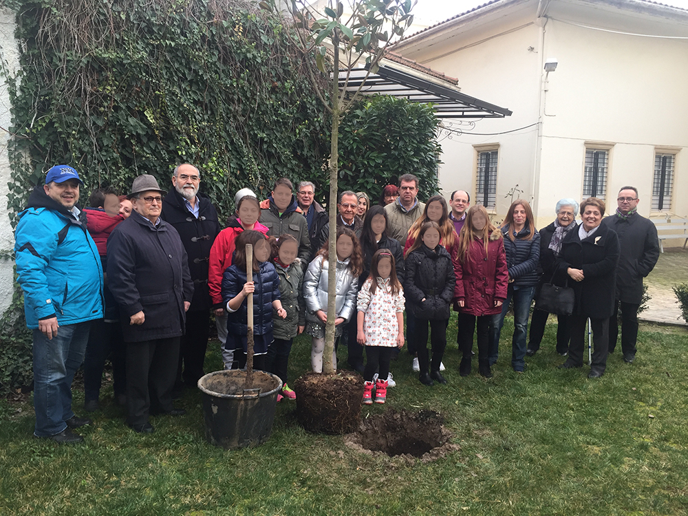 ΤΟΥ ΜΠΙΣΒΑΤ: ΕΝΑ ΚΑΙΝΟΥΡΓΙΟ ΔΕΝΤΡΟ ΣΤΗΝ ΑΥΛΗ ΤΗΣ ΣΥΝΑΓΩΓΗΣ ΛΑΡΙΣΑΣ