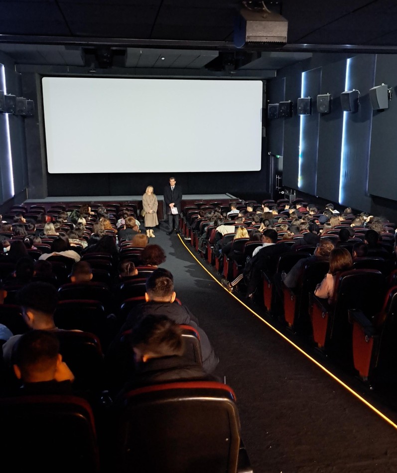 ΠΡΟΒΟΛΗ ΤΑΙΝΙΑΣ ΓΙΑ ΤΟ ΟΛΟΚΑΥΤΩΜΑ ΓΙΑ ΜΑΘΗΤΕΣ