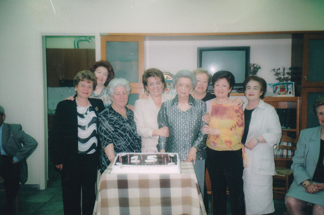 Το προεδρείο του γυναικείου τμήματος με την Γκεουλά Φρανσέ, πρώτη Πρόεδρο του συλλόγου - Μάιος 2004
